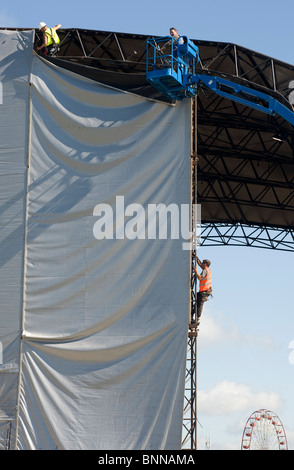 Rigging a festival stage Stock Photo - Alamy