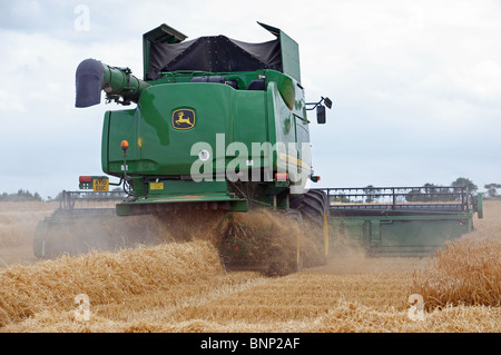 John Deere S690i combine harvester Stock Photo
