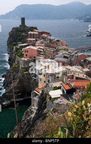 Vernazza on the Sentiero Azzurro walking route, Cinque Terre, Italy Stock Photo