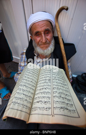 Old man praying in Hazreti Suleyman Mosque in Diyarbakir, Turkey Stock Photo