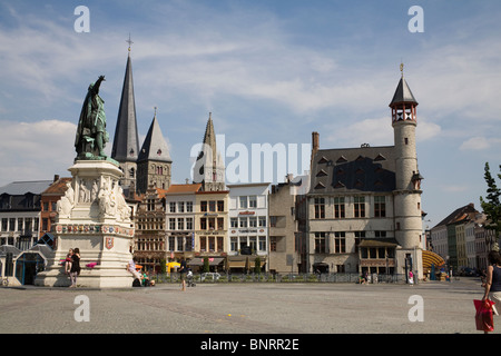 Ghent Belgium EU statue of Jacob van Artevelde in Vrijdagmarkt with 15thc Toreken and house of socialist trade union Stock Photo