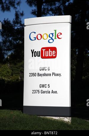 GOOGLE YOUTUBE SIGN LOGO 2350 BAYSHORE PARKWAY MOUNTAIN VIEW CALIFORNIA USA 2350 BAYSHORE PARKWAY 21 July 2010 Stock Photo