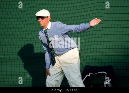 Line judge on court 1 in action during the Wimbledon Tennis Championships 2010 Stock Photo