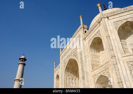 Side view of Taj Mahal - showing the main tomb and side pillar tower Stock Photo