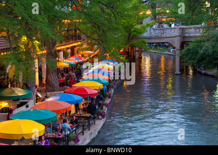 Restaurants line the River Walk on Paseo del Rio in downtown San Antonio, Texas, USA Stock Photo