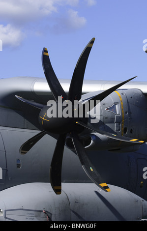 Hamilton Sundstrand FH386 Scimitar Propeller Blades on the second ...