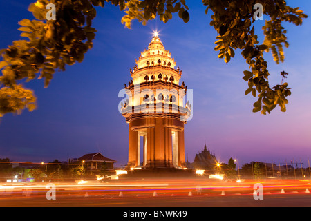 The Independence Monument in Phnom Penh at nighttime - Phnom Penh, Cambodia Stock Photo