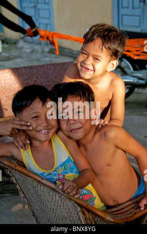 Children playing in Phnom Penh, Cambodia Stock Photo - Alamy