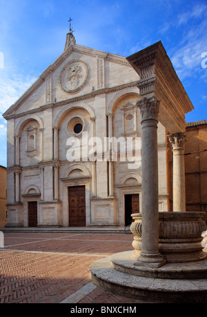 Duomo and well on piazza in Pienza, Tuscany Stock Photo