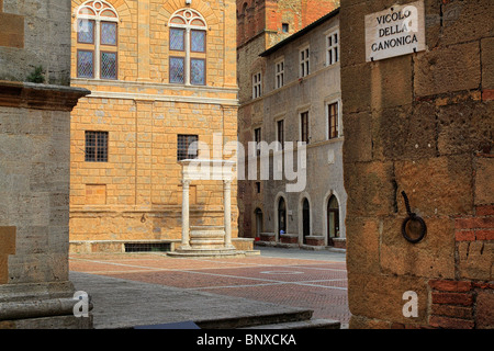 Buildings around the PIenza duomo in Tuscany, Italy Stock Photo