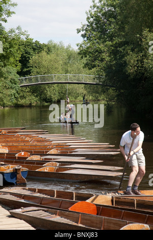 Image shows Oxford University students punting on the Cherwell River, Oxford, England. Photo:Jeff Gilbert Stock Photo