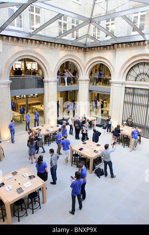 Apple opens new retail store in London's Covent Garden Stock Photo