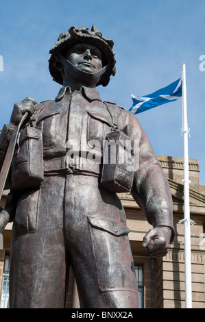 Bronze Statue commemorating world war two soldier Stock Photo