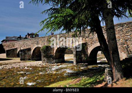 Spain, St. James Way: Romanesque bridge in Molinaseca Stock Photo
