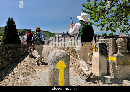 Spain, St. James Way: Pilgrims crossing the bridge of Molinaseca Stock Photo