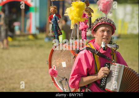 Glastonbury Festival, Pilton, Somerset, England, UK. Street entertainer in the Theater and Circus area of the festival. Stock Photo