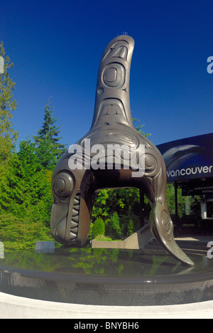 Bronze Native carving of a Killer Whale marking the entrance to the Stanley Park Aquarium, in the City Of Vancouver Stock Photo