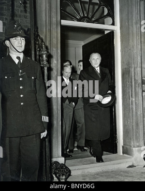 KONRAD ADENAUER ( 1876-1967) German Chancellor leaving No 10 Downing Street  in 1955 Stock Photo