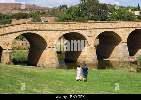 Couple at Richmond Bridge - the first stone bridge in Australia, built by convicts in 1823. Richmond, Tasmania, AUSTRALIA Stock Photo