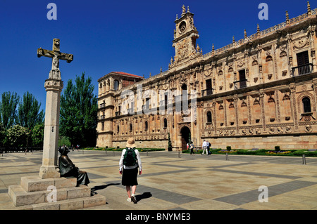 Spain, St. James Way: Pilgrim´s monument at the Plaza de San Marcos in Leon Stock Photo