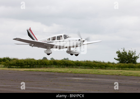 Piper PA-28-236 Cherokee Dakota G-BGXS on final approach to land at Wickenby Airfield Stock Photo