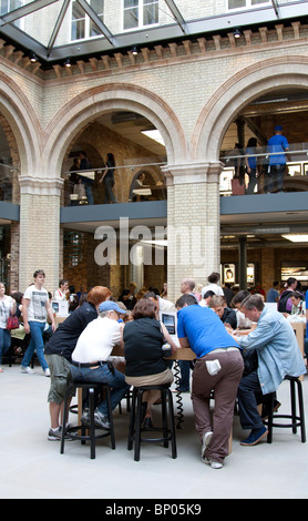 Central Courtyard - Apple Store Covent Garden - London Stock Photo