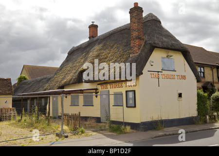 A closed down pub the Three Tuns in Arlesy, England Stock Photo