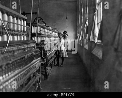 Child Working in cotton mill in 1908 Stock Photo