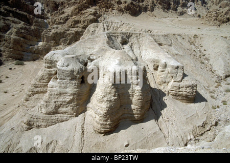 QUMRAN - SAND STONE FORMATIONS IN WHICH THE CAVE NO. 4 IS LOCATED. IN CAVE NO. 4 FIFTEEN-THOUSAND SCROLL FRAGMENTS HAVE BEEN Stock Photo