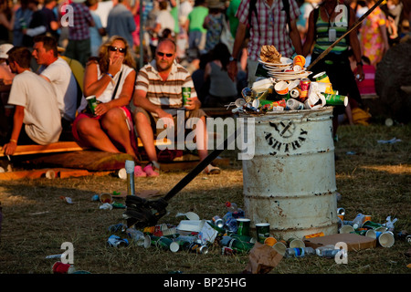 Glastonbury Festival 2010, a bin overflowing with litter and rubbish Stock Photo