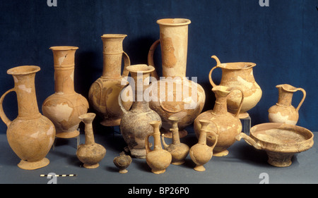1228. LATE BRONZE (1400-1300 B.C.) PERIOD POTTERY FOUND IN A TOMB IN SCHEM Stock Photo