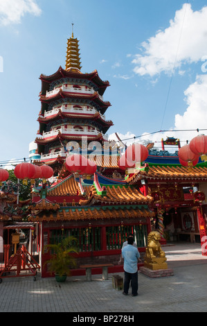 Two men talking in front of the 7 storey Chinese pagoda shaped Tua Pek Kong Temple on Jalan Temple. Stock Photo