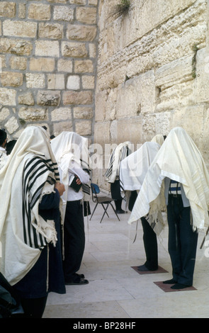 BLESSING OF THE PRIESTS (COHANIM) - COVERED BY THEIR PRAYING SHAWLS ...