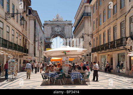 Portugal, Lisbon, The Baixa district, Rua Augusta at lunchtime with the triumphal arch Stock Photo
