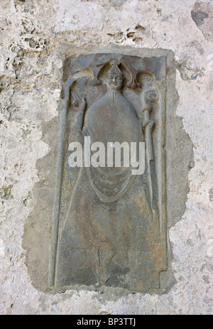 Medieval stone carving at Corcomroe Abbey (Mainistir Chorco Modhruadh) an early 13th-century Cistercian monastery, Eire Stock Photo