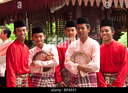 DSC_9228-1-72. Young malay girls with Traditional dress, M… | Flickr