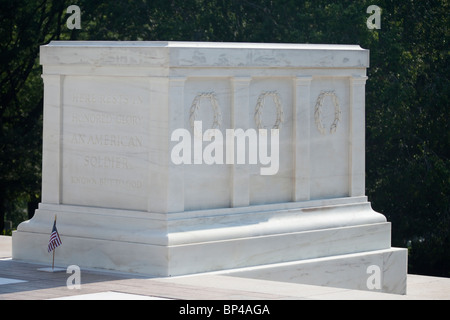 A soldier stands guard at the Tomb of the Unknown Soldier (Tomb of the Unknowns) at Arlington National Cemetery in Virginia. Stock Photo
