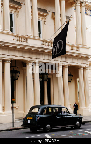 Institute of Directors building and Black Cab Taxi, Pall Mall, London, England, UK Stock Photo