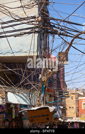 Tangled mess of utility lines in Dohuk, Iraq Stock Photo