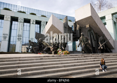 'Heroes of the Warsaw Uprising' monument in front of 'The Supreme Court of the Republic of Poland'. Krasinski Square, Warsaw Pol Stock Photo