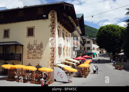 Pavement cafes with people dining outside in the old town. St Wolfgang, Salzkammergut, Upper Austria, Austria, Europe. Stock Photo