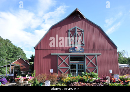 Apple Cider Mill and country store, Avon, Connecticut, New England, USA Stock Photo