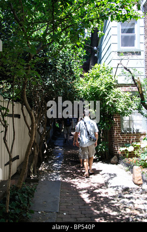 Bladen's Court in Elfreth Alley, - the oldest still inhabited street in Philadelphia, Pennsylvania, USA Stock Photo