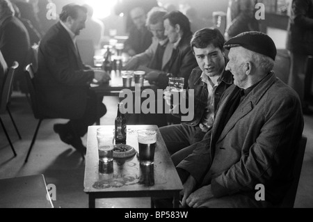 Men having a lunch time drink in a Glasgow Pub Scotland 1979.  Age contrast, old man and young friend chatting over a pint of beer. 1970s UK HOMER SYKES Stock Photo