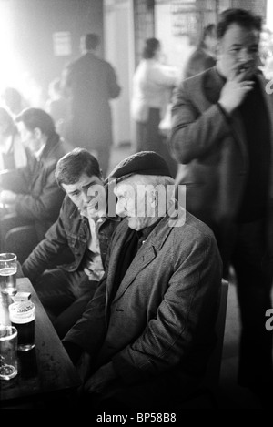 Men having a lunch time drink in a Glasgow Pub Scotland 1979.  Age contrast, old man and young friend chatting over a pint of beer. 1970s UK HOMER SYKES Stock Photo