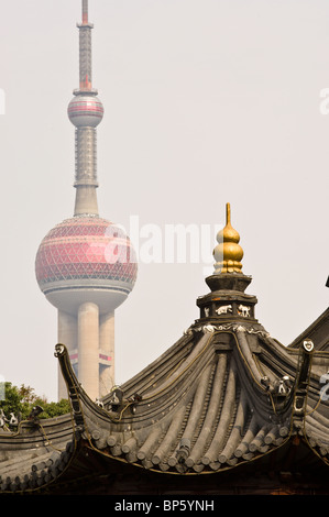 China, Shanghai. Shanghai City God Temple with the Oriental Pearl Tower in background. Stock Photo