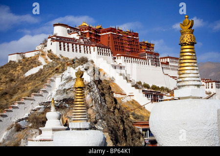 The magnificent potala palace on a clear, sunny day in central Lhasa,Tibet, China. Spring 2010. Stock Photo