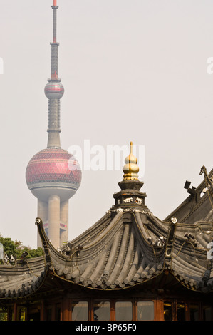 China, Shanghai. Shanghai City God Temple with the Oriental Pearl Tower in background. Stock Photo