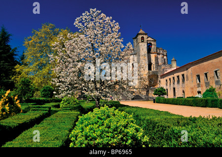Portugal: Garden and church of the Convento do Cristo in Tomar Stock Photo