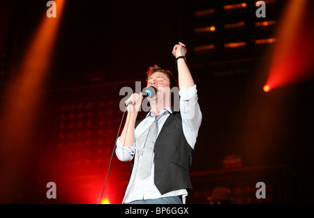 Ricky Wilson of the Kaiser Chiefs on stage at the V Festival in Chelmsford Stock Photo